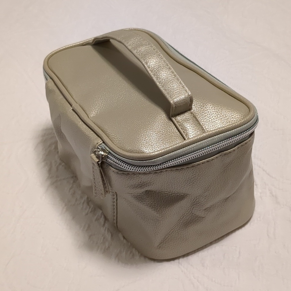 NWT - Travel Vanity Case - Picture 4 of 8